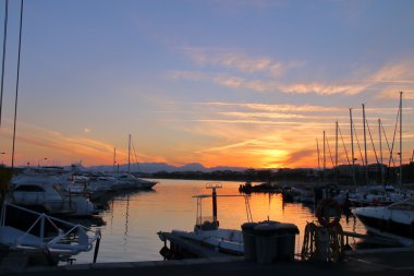 günbatımı üzerinde marina.