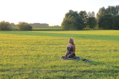 O gün batımını hayran.