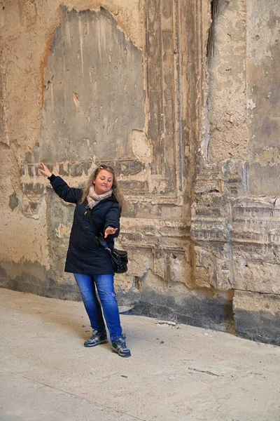 Sur Photo Une Fille Danse Sur Fond Mur Minable Vieux — Photo