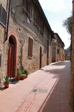 Sakin bir sokakta San Gimignano Antik şehir.