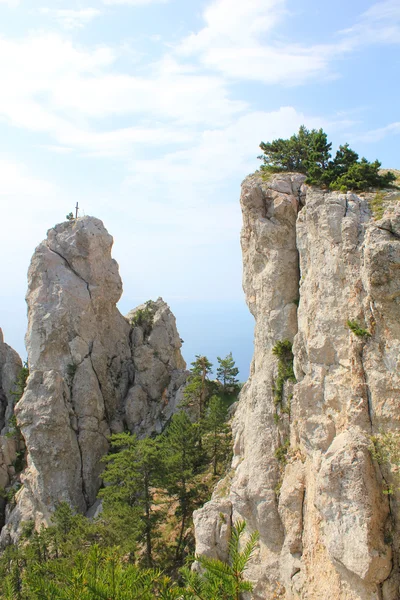Deniz ve gökyüzü karşı görkemli dağlar.