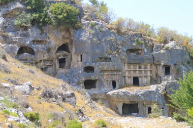 Gizemli mağaralar antik kentin girişine.