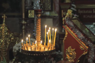 Kilisede mum yakmak..