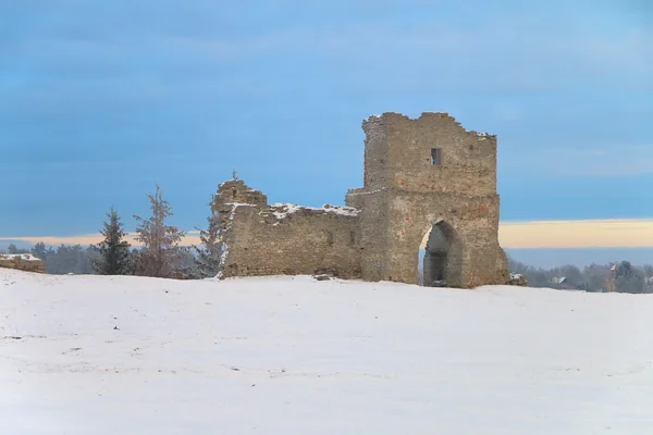 Les ruines du château en soirée d'hiver . — Photo