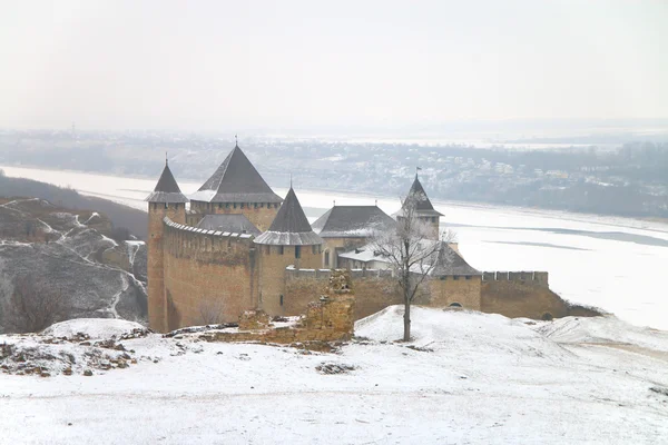 Ukrayna'da Hotin şehir fotoğraflandı. Bir soğuk kış gününde resimde Hotin Kalesi. Her yerde kar içinde yer alır. Kale Dinyester Nehri kıyısında inşa edilmiştir.