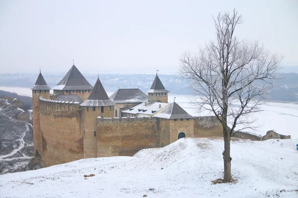 Ukrayna'da Hotin şehir fotoğraflandı. Bir soğuk kış gününde resimde Hotin Kalesi. Her yerde kar içinde yer alır. Kale Dinyester Nehri kıyısında inşa edilmiştir.