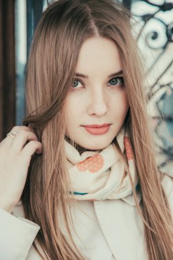 Güzel bir kızın portresi..