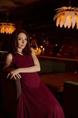 Kırmızı elbiseli güzel bir kızın portresi.