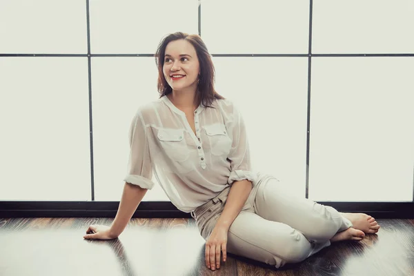 Retrato de una joven morena — Foto de Stock