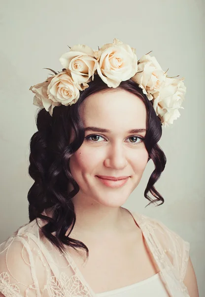 Retrato de una hermosa mujer con flores en el pelo. — Foto de Stock