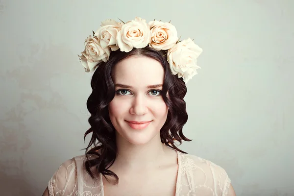 Portrait d'une belle femme avec des fleurs dans les cheveux. — Photo