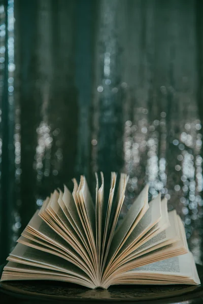 Open book with bokeh effect — Stock Photo, Image