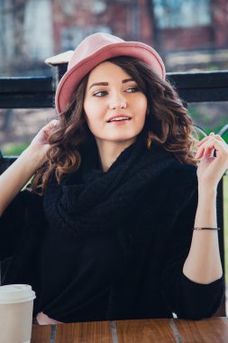 şapkalı güzel kız