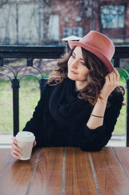 şapkalı güzel kız