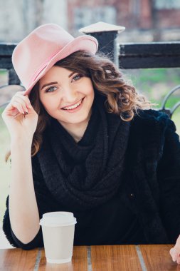 şapkalı güzel kız