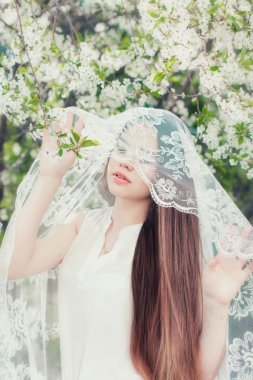 Kiraz Çiçek bahçesinde kız