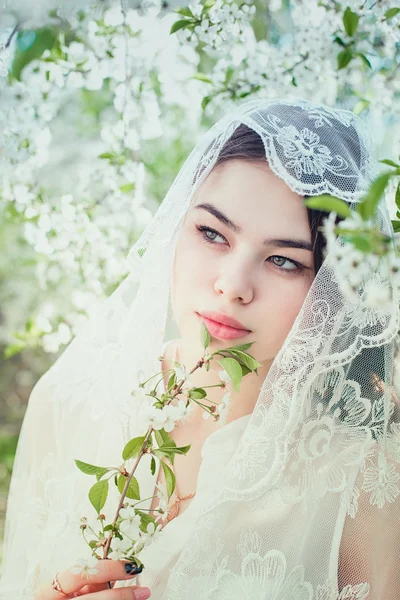 A menina no jardim florescente de cereja — Fotografia de Stock