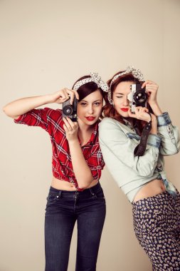 Film kameraları ile iki kız
