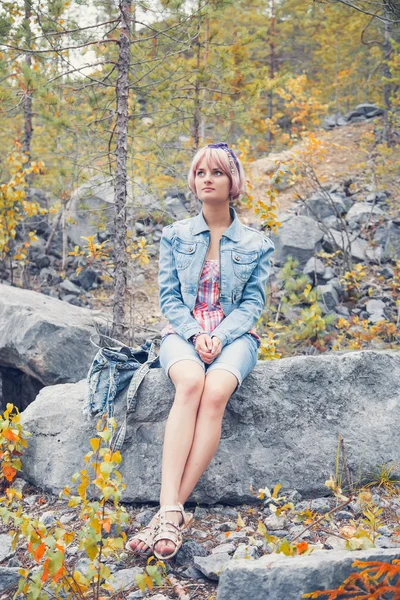 女孩坐在山中 — 图库照片