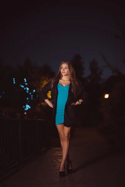 Mujer en ciudad nocturna — Foto de Stock