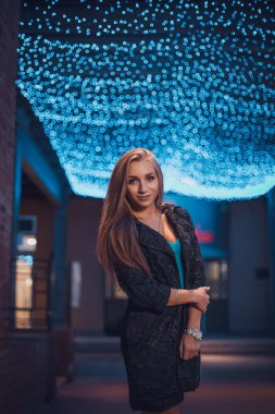 gece şehir içinde kadın