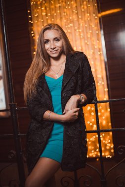 gece şehir içinde kadın