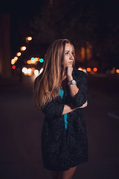 Жінка в нічному місті — стокове фото