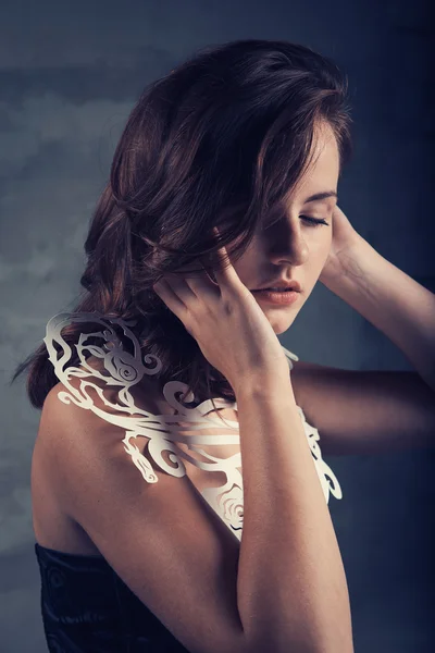 Beautiful brunette girl on grunge background — Stock Photo, Image