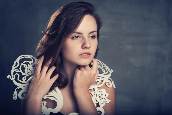 Beautiful brunette girl on grunge background — Stock Photo, Image