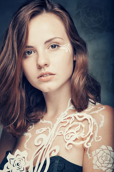 Beautiful brunette girl on grunge background — Stock Photo, Image