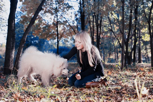 Vrouw met hond — Stockfoto