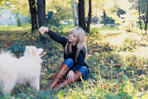 Femme avec chien — Photo