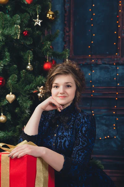 Noel ağacı ile genç kız — Stok fotoğraf