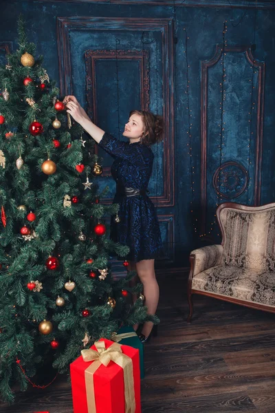 Noel ağacı ile genç kız — Stok fotoğraf