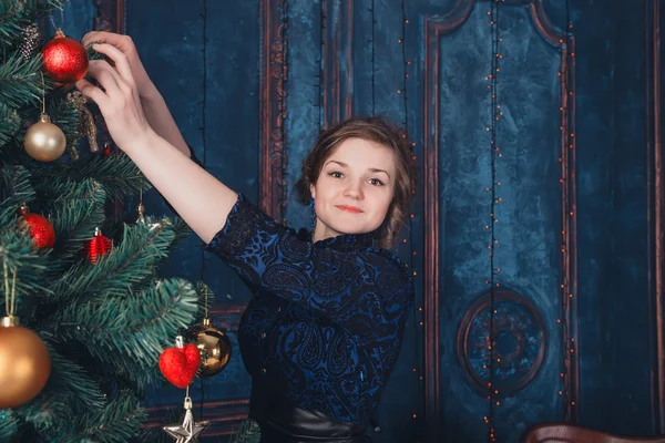 Flicka med julgran — Stockfoto