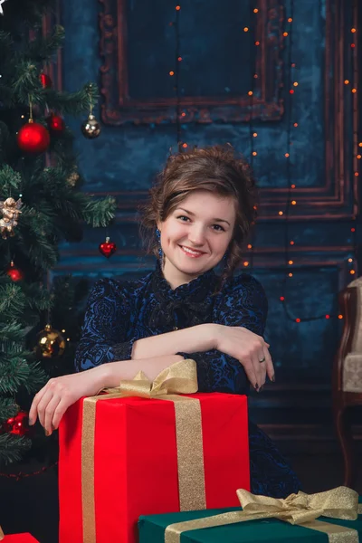 Ung flicka med julgran — Stockfoto