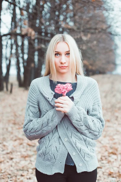 Mujer en un suéter — Foto de Stock