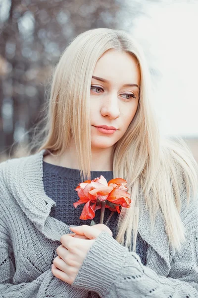 Frau im Pullover — Stockfoto