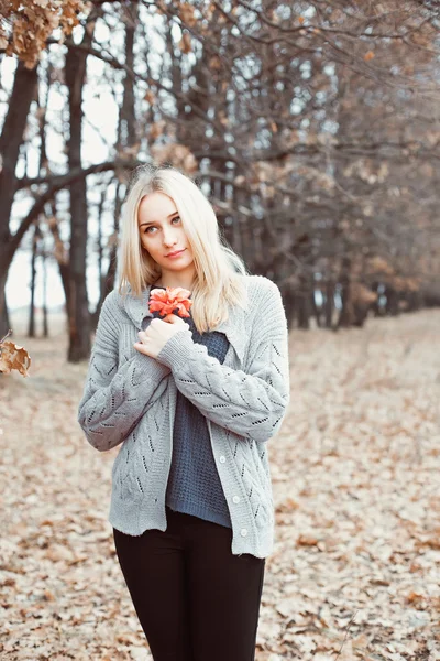 Frau im Pullover — Stockfoto