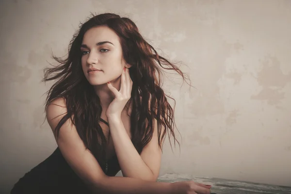 Jeune femme aux cheveux volants — Photo