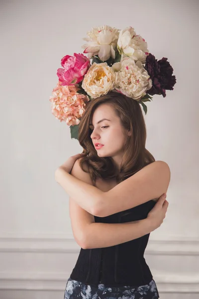 Kız ve çiçekler — Stok fotoğraf
