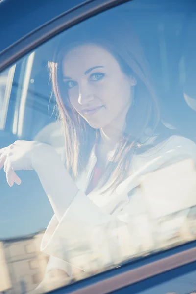 Žena v novém autě — Stock fotografie