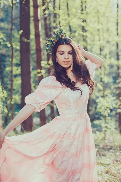 Schöne Mädchen in einem rosa Kleid — Stockfoto