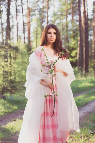 Mooi meisje in een roze jurk — Stockfoto