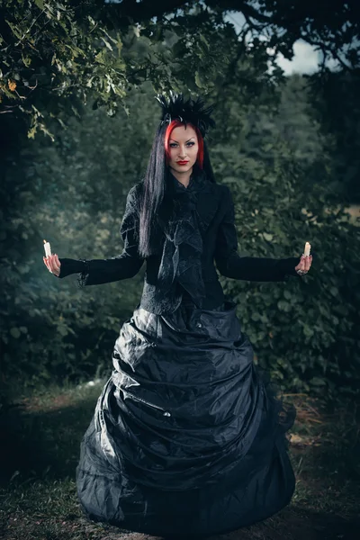 Bruja en un bosque oscuro — Foto de Stock