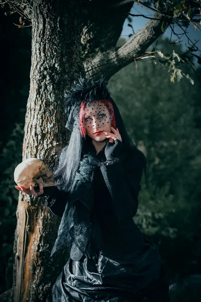 Bruxa em uma floresta escura — Fotografia de Stock
