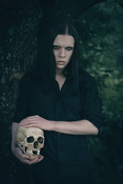 Gothic Man ein dunkler Wald — Stockfoto