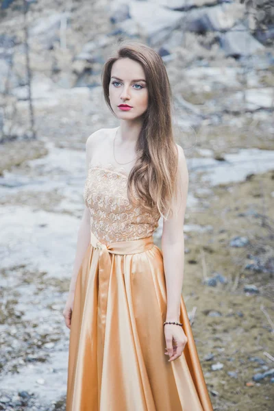 Hermosa chica en vestido de noche — Foto de Stock