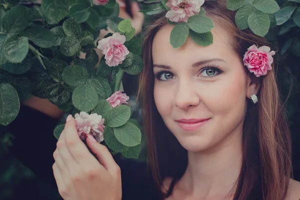 Mujer y rosas rosadas —  Fotos de Stock