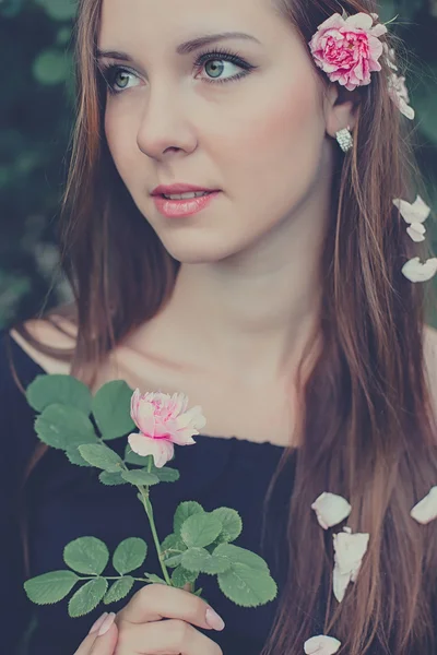 Woman and pink roses — Stock Photo, Image